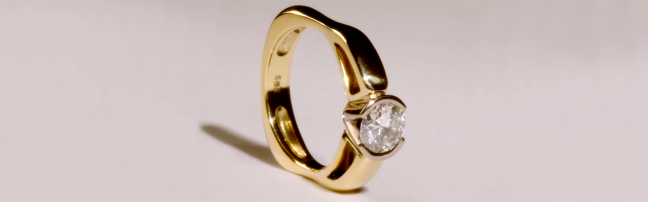 Goldring mit Brillant